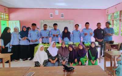 Peserta Didik MA Muh. Songing Praktek Teks Prosedur Mapel BHS Indonesia Berkolaborasi Dengan Mapel Prakarya